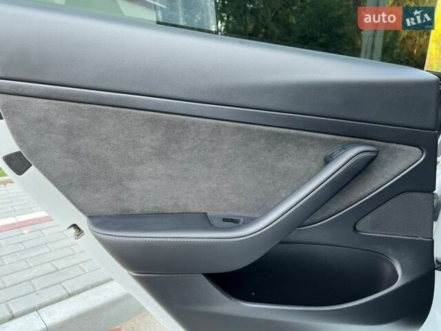 Білий Тесла Модель 3, об'ємом двигуна 0 л та пробігом 20 тис. км за 18200 $, фото 52 на Automoto.ua