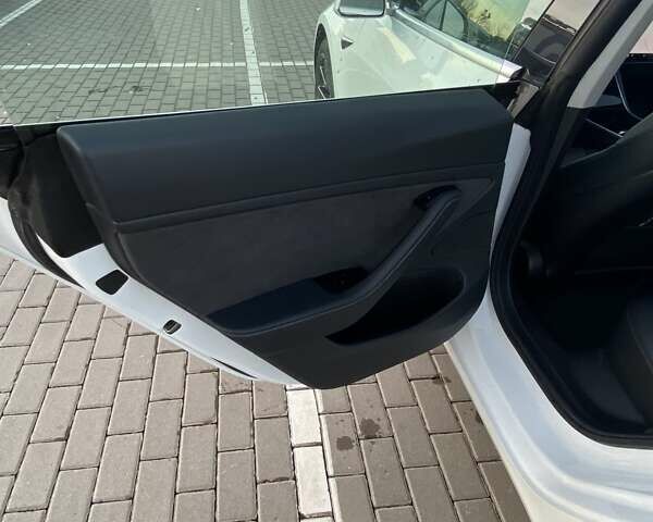 Білий Тесла Модель 3, об'ємом двигуна 0 л та пробігом 103 тис. км за 18500 $, фото 11 на Automoto.ua
