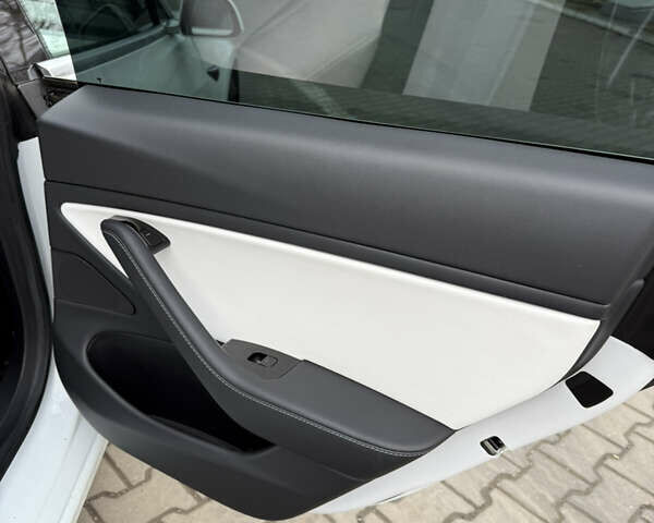 Білий Тесла Модель 3, об'ємом двигуна 0 л та пробігом 107 тис. км за 13800 $, фото 15 на Automoto.ua