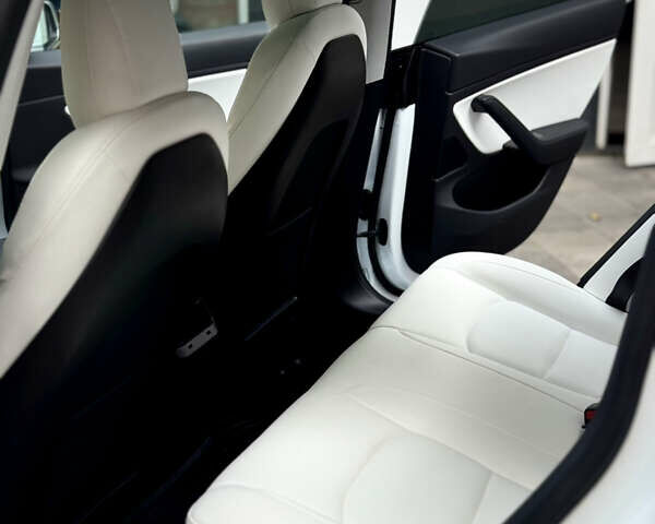 Білий Тесла Модель 3, об'ємом двигуна 0 л та пробігом 67 тис. км за 18600 $, фото 15 на Automoto.ua