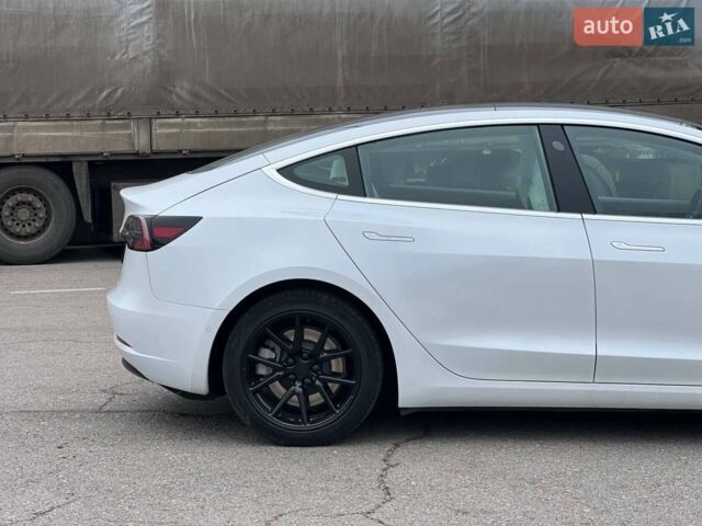Білий Тесла Модель 3, об'ємом двигуна 0 л та пробігом 47 тис. км за 18500 $, фото 5 на Automoto.ua