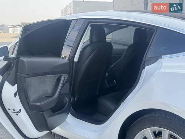 Белый Тесла Модель 3, объемом двигателя 0 л и пробегом 70 тыс. км за 15500 $, фото 27 на Automoto.ua