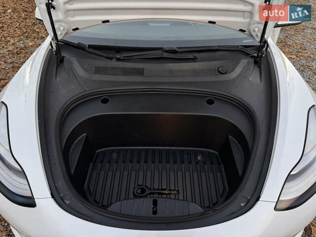 Белый Тесла Модель 3, объемом двигателя 0 л и пробегом 129 тыс. км за 19900 $, фото 11 на Automoto.ua