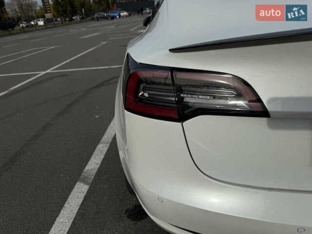 Білий Тесла Модель 3, об'ємом двигуна 0 л та пробігом 73 тис. км за 23850 $, фото 18 на Automoto.ua