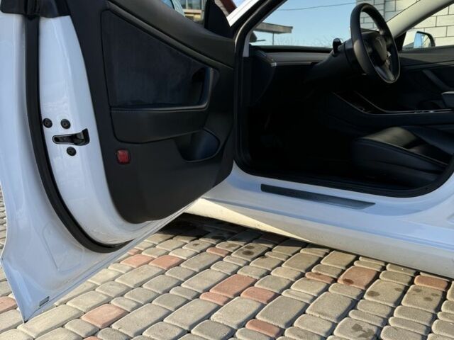 Білий Тесла Модель 3, об'ємом двигуна 0 л та пробігом 102 тис. км за 18500 $, фото 19 на Automoto.ua