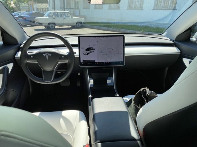 Белый Тесла Модель 3, объемом двигателя 0 л и пробегом 82 тыс. км за 20999 $, фото 6 на Automoto.ua