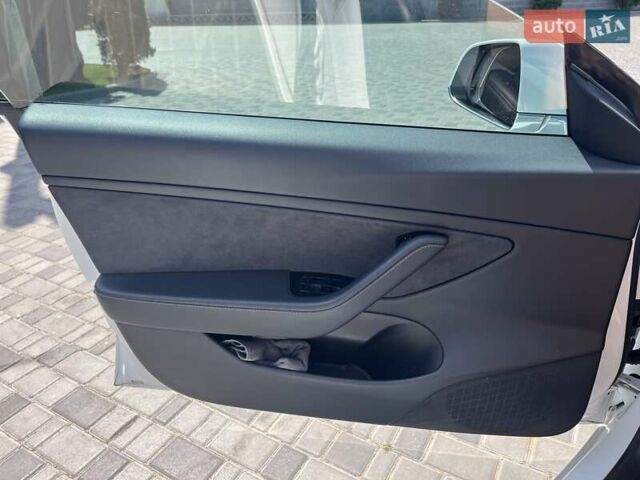 Білий Тесла Модель 3, об'ємом двигуна 0 л та пробігом 104 тис. км за 18500 $, фото 4 на Automoto.ua