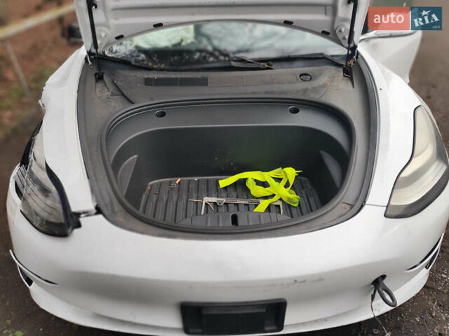 Белый Тесла Модель 3, объемом двигателя 0 л и пробегом 61 тыс. км за 9999 $, фото 3 на Automoto.ua