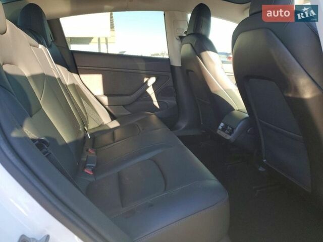 Білий Тесла Модель 3, об'ємом двигуна 0 л та пробігом 81 тис. км за 4500 $, фото 2 на Automoto.ua