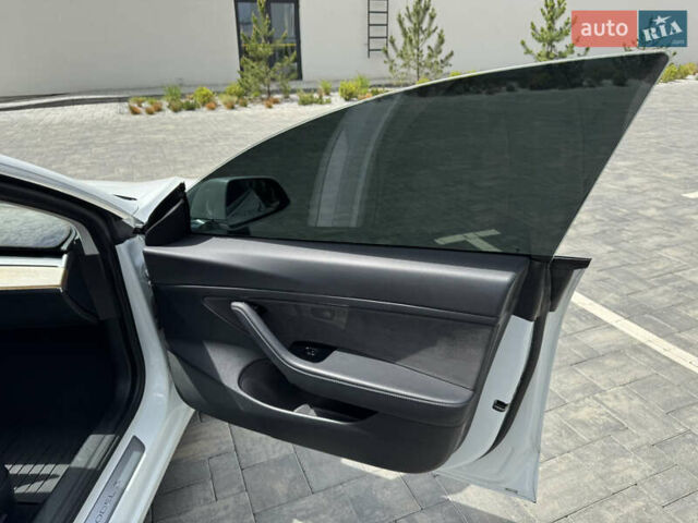 Білий Тесла Модель 3, об'ємом двигуна 0 л та пробігом 107 тис. км за 14900 $, фото 20 на Automoto.ua