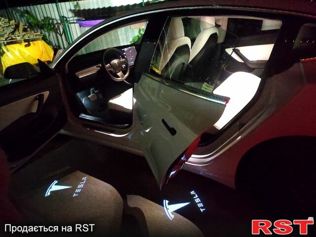 Білий Тесла Модель 3, об'ємом двигуна 0.3 л та пробігом 118 тис. км за 19300 $, фото 4 на Automoto.ua