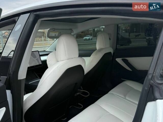 Белый Тесла Модель 3, объемом двигателя 0 л и пробегом 68 тыс. км за 17300 $, фото 3 на Automoto.ua