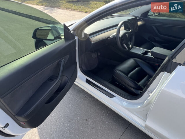 Білий Тесла Модель 3, об'ємом двигуна 0 л та пробігом 86 тис. км за 17700 $, фото 9 на Automoto.ua