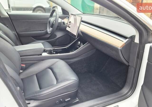 Білий Тесла Модель 3, об'ємом двигуна 0 л та пробігом 142 тис. км за 16900 $, фото 8 на Automoto.ua