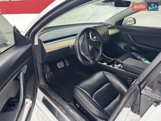 Белый Тесла Модель 3, объемом двигателя 0 л и пробегом 77 тыс. км за 18500 $, фото 3 на Automoto.ua