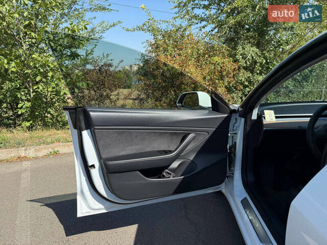 Білий Тесла Модель 3, об'ємом двигуна 0 л та пробігом 96 тис. км за 18800 $, фото 30 на Automoto.ua