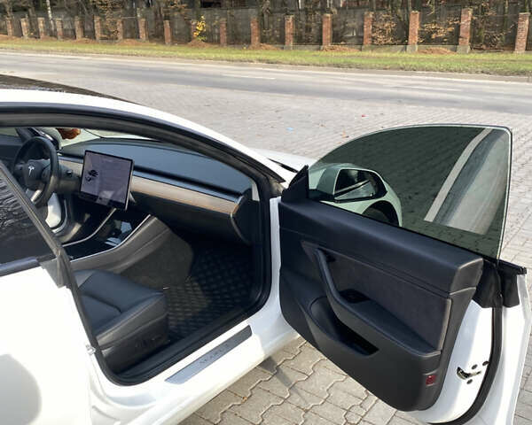 Белый Тесла Модель 3, объемом двигателя 0 л и пробегом 83 тыс. км за 21500 $, фото 12 на Automoto.ua