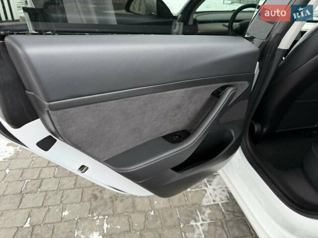 Белый Тесла Модель 3, объемом двигателя 0 л и пробегом 83 тыс. км за 20200 $, фото 16 на Automoto.ua