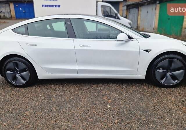 Белый Тесла Модель 3, объемом двигателя 0 л и пробегом 142 тыс. км за 16900 $, фото 29 на Automoto.ua