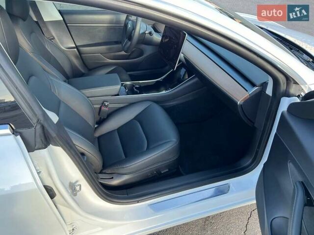 Белый Тесла Модель 3, объемом двигателя 0 л и пробегом 24 тыс. км за 19000 $, фото 19 на Automoto.ua