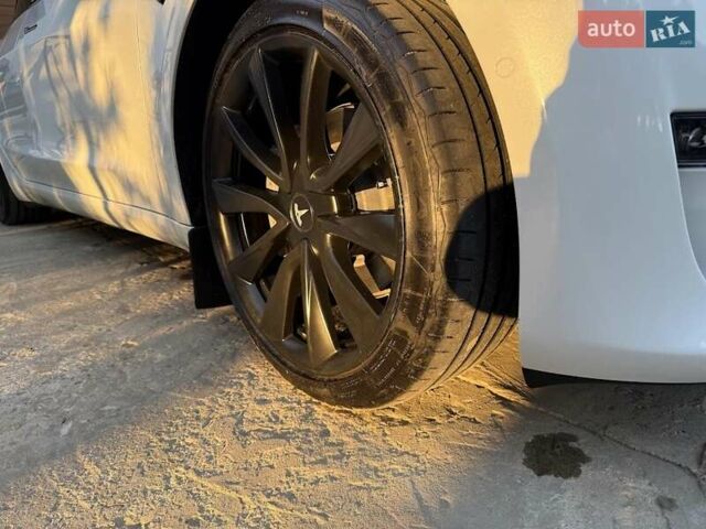 Белый Тесла Модель 3, объемом двигателя 0 л и пробегом 54 тыс. км за 21700 $, фото 18 на Automoto.ua