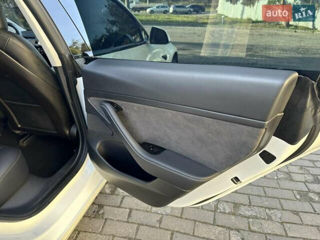 Белый Тесла Модель 3, объемом двигателя 0 л и пробегом 99 тыс. км за 23000 $, фото 16 на Automoto.ua