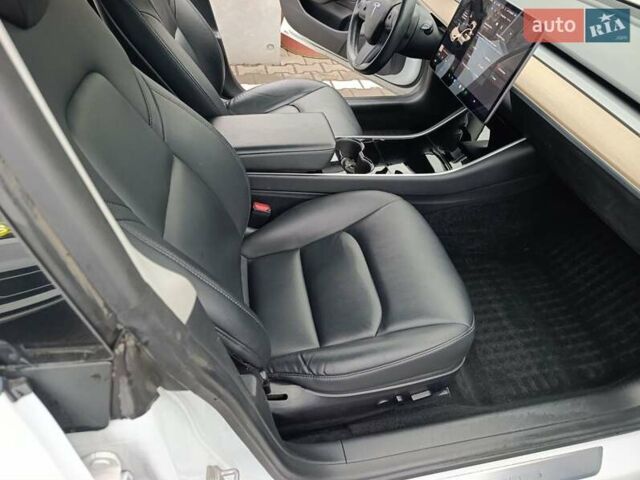 Білий Тесла Модель 3, об'ємом двигуна 0 л та пробігом 112 тис. км за 18500 $, фото 14 на Automoto.ua