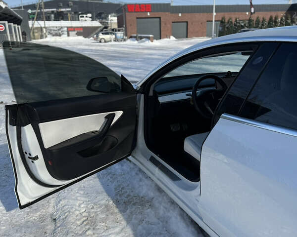 Білий Тесла Модель 3, об'ємом двигуна 0 л та пробігом 143 тис. км за 23000 $, фото 3 на Automoto.ua