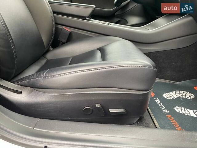 Білий Тесла Модель 3, об'ємом двигуна 0 л та пробігом 65 тис. км за 19700 $, фото 26 на Automoto.ua