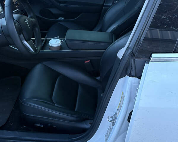 Білий Тесла Модель 3, об'ємом двигуна 0 л та пробігом 191 тис. км за 18500 $, фото 10 на Automoto.ua