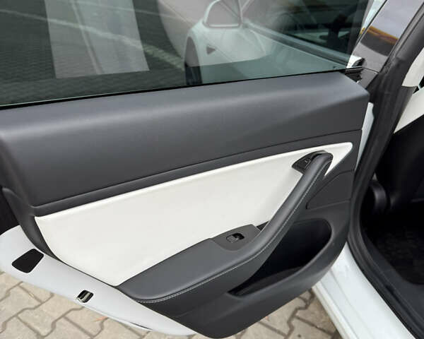 Білий Тесла Модель 3, об'ємом двигуна 0 л та пробігом 107 тис. км за 13800 $, фото 16 на Automoto.ua