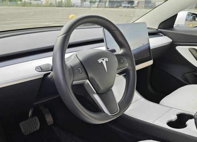 Тесла Модель 3 2020 в Киеве на Automoto.ua Белый Тесла Модель 3, объемом двигателя 0 л и пробегом 112 тыс. км за 25900 $, фото 9 на Automoto.ua