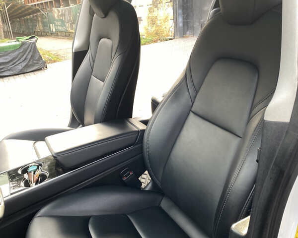 Белый Тесла Модель 3, объемом двигателя 0 л и пробегом 83 тыс. км за 21500 $, фото 17 на Automoto.ua