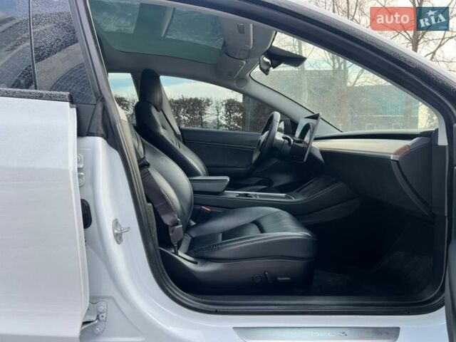 Белый Тесла Модель 3, объемом двигателя 0 л и пробегом 90 тыс. км за 18999 $, фото 47 на Automoto.ua