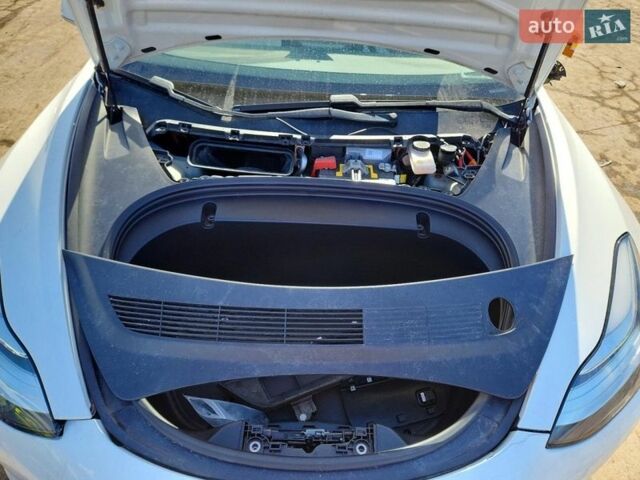 Білий Тесла Модель 3, об'ємом двигуна 0 л та пробігом 93 тис. км за 5500 $, фото 2 на Automoto.ua