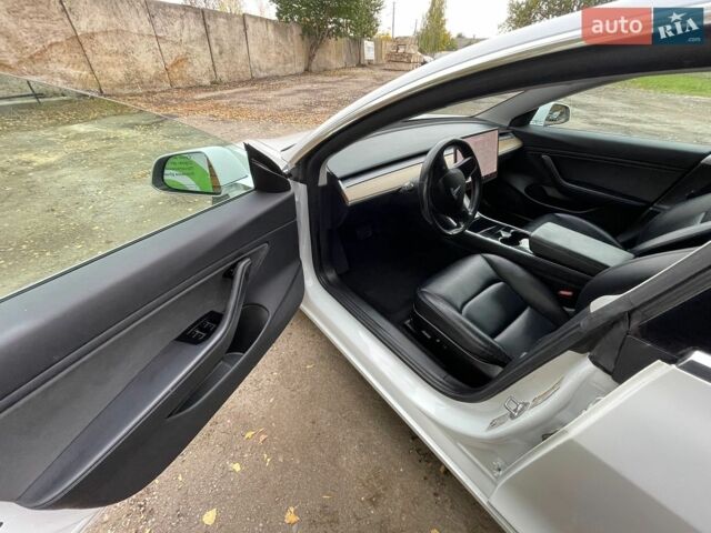 Белый Тесла Модель 3, объемом двигателя 0 л и пробегом 101 тыс. км за 14900 $, фото 21 на Automoto.ua