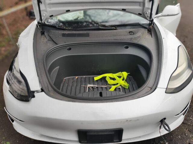 Белый Тесла Модель 3, объемом двигателя 0 л и пробегом 67 тыс. км за 9500 $, фото 13 на Automoto.ua