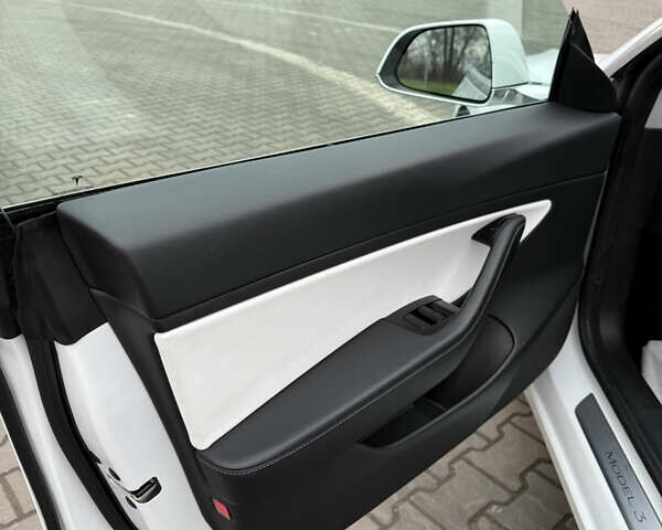 Білий Тесла Модель 3, об'ємом двигуна 0 л та пробігом 107 тис. км за 13800 $, фото 13 на Automoto.ua