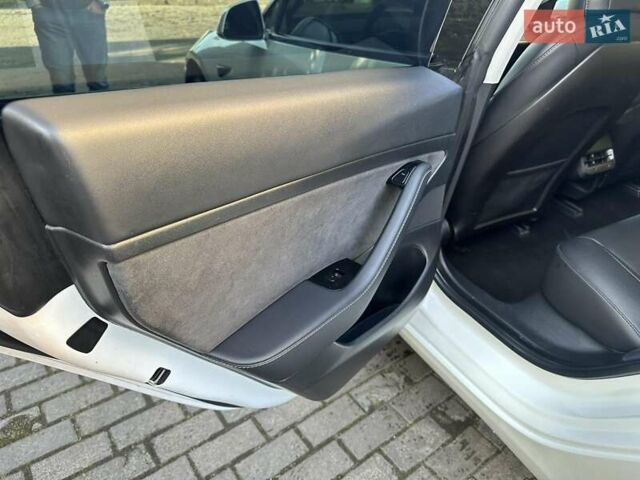 Белый Тесла Модель 3, объемом двигателя 0 л и пробегом 99 тыс. км за 23000 $, фото 12 на Automoto.ua