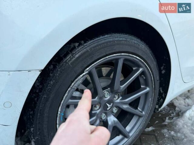 Білий Тесла Модель 3, об'ємом двигуна 0 л та пробігом 112 тис. км за 12300 $, фото 10 на Automoto.ua