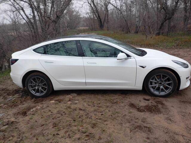 Белый Тесла Модель 3, объемом двигателя 0 л и пробегом 77 тыс. км за 16000 $, фото 3 на Automoto.ua