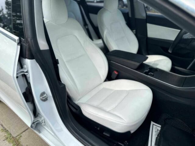 Білий Тесла Модель 3, об'ємом двигуна 0 л та пробігом 35 тис. км за 6900 $, фото 9 на Automoto.ua