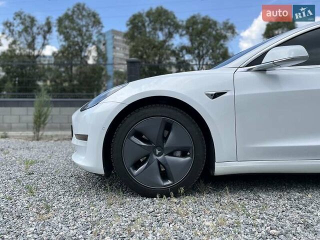 Белый Тесла Модель 3, объемом двигателя 0 л и пробегом 57 тыс. км за 18650 $, фото 12 на Automoto.ua