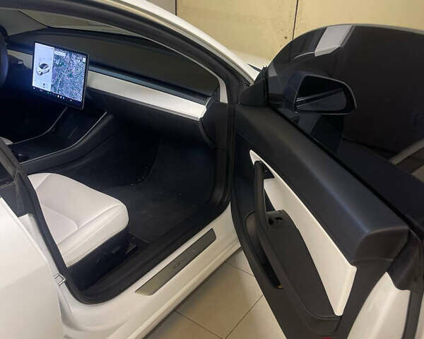 Білий Тесла Модель 3, об'ємом двигуна 0 л та пробігом 63 тис. км за 21000 $, фото 16 на Automoto.ua