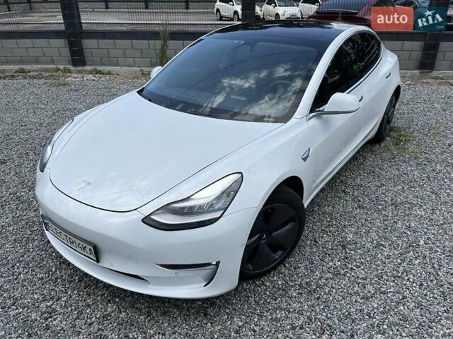 Белый Тесла Модель 3, объемом двигателя 0 л и пробегом 57 тыс. км за 18650 $, фото 1 на Automoto.ua