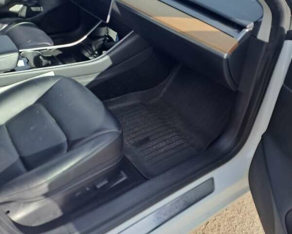 Білий Тесла Модель 3, об'ємом двигуна 0 л та пробігом 81 тис. км за 16500 $, фото 19 на Automoto.ua