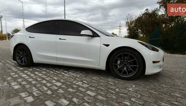 Білий Тесла Модель 3, об'ємом двигуна 0 л та пробігом 110 тис. км за 20750 $, фото 11 на Automoto.ua