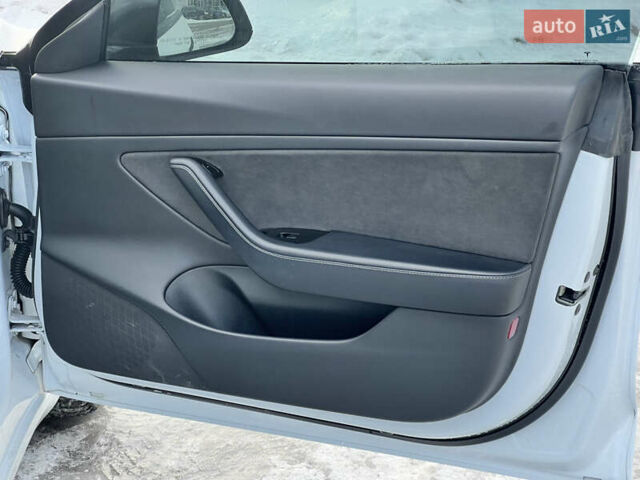 Белый Тесла Модель 3, объемом двигателя 0 л и пробегом 90 тыс. км за 19999 $, фото 49 на Automoto.ua