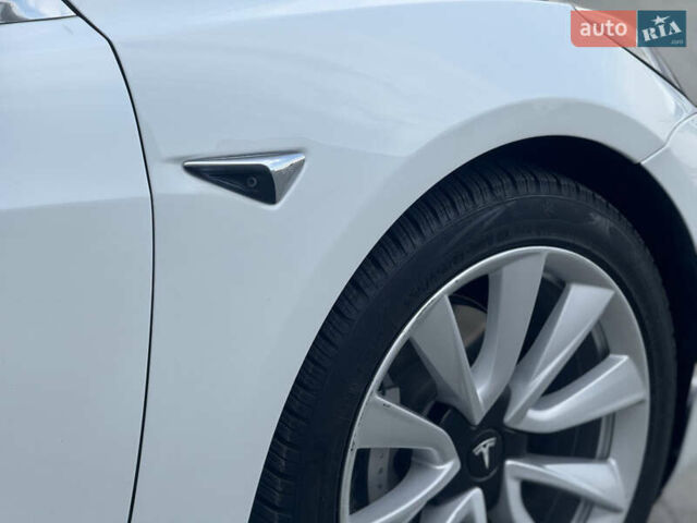 Белый Тесла Модель 3, объемом двигателя 0 л и пробегом 70 тыс. км за 15500 $, фото 15 на Automoto.ua