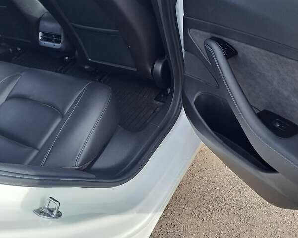 Білий Тесла Модель 3, об'ємом двигуна 0 л та пробігом 81 тис. км за 16500 $, фото 20 на Automoto.ua